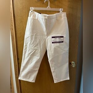 Women’s NWT Gloria Vanderbilt Amanda Capri White Pants Size 16 Pockets
